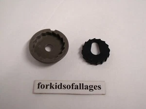 KNEX 2 SELTENE TEILE: Ratsche Zahnradeinsatz Bronze schwarz Teile wie abgebildet - Bild 1 von 1