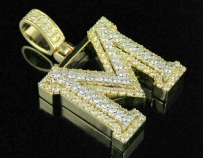 Colgante Diamante Simulado 3D Inicial Sólido 'M' Letra 3Ct Acabado Oro Amarillo 14K Foto 1 de 4