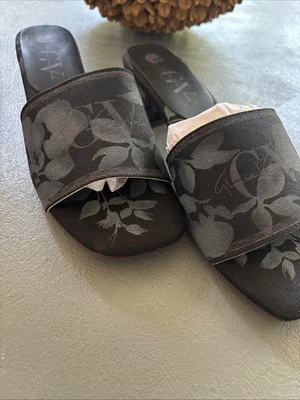 Gloria Vanderbilt Gladys color black 8.5 slip on sandal - Image 1 of 4