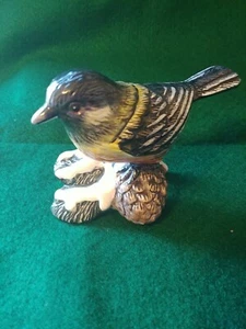  FIGURA DE PÁJARO PINZÓN DORADO SOBRE PIÑA, 3.5" X 2.25", #3045 - Imagen 1 de 5