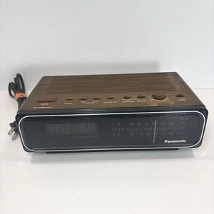 Reloj despertador Panasonic RC-66 de colección años 80 radio AM/FM dígitos verdes madera grano funciona - Imagen 1 de 9