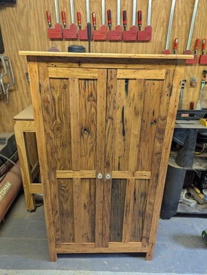 Caja fuerte para pastel de gabinete Wormy Chestnut Foto 1 de 4