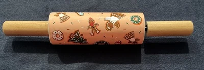 Rodillo de cerámica rosa Navidad asas de madera de Target 12” L Gingerbread Man Foto 1 de 4