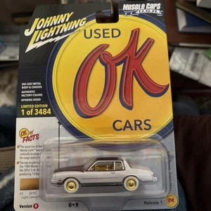 JOHNNY WHITE LIGHTNING 1980 CHEVY MONTE CARLO 1/64 JLSP336 B Chase - Foto 1 di 3