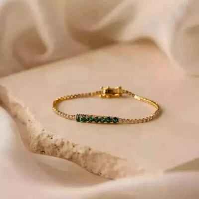 Brazalete de regalo de diamantes y esmeraldas verdes simuladas de 5 quilates con acabado de oro amarillo de 14 quilates Foto 1 de 4