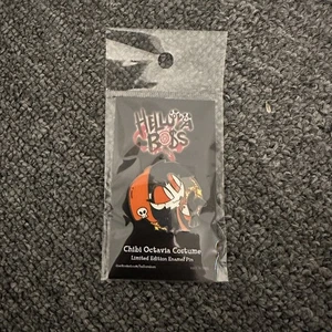 Helluva Boss Limited Edition Halloween Glitzer Chibi Octavia Kostüm Pin - Bild 1 von 2