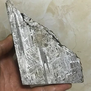 Meteorite in ferro Aletai naturale 908,6 grammi taglio finale inciso crosta perfetta fusione - Foto 1 di 15