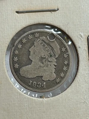 Монета номиналом 10 центов 1834 с изображением бюста Свободы с крышкой ИЗЯЩНЫЕ ДЕТАЛИ с отверстием - Изображение 1 из 2