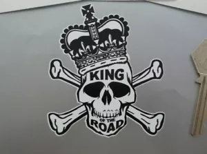 Adesivo King Of The Road Teschio E Ossa Incrociate Moto 3,5" Bici Motociclista - Foto 1 di 1