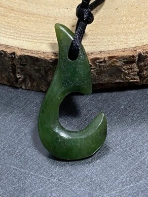 UNIKAT! Nephrit-Jade Natur Haken Heilsten gebohrt Anhänger mit Band Qualität - Bild 1 von 4