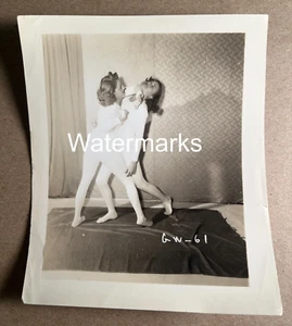 Vintage Original Frauen weibliche Wohnung Wrestling Catfight 4" x 3,5" schwarzweiß Foto - Bild 1 von 2
