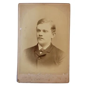 Antike Kabinettkarte um 1900 - junger Mann im Anzug, starrt - unbekannter Fotograf - Bild 1 von 2