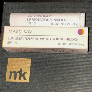 Mary Kay Sun Essentials Lip Protector Sunblock 5463 Full Size FA27 New in box - Picture 1 of 1