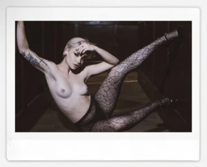 Art Model Cheyanne Instax Wide Instant Film Print - Bild 1 von 1