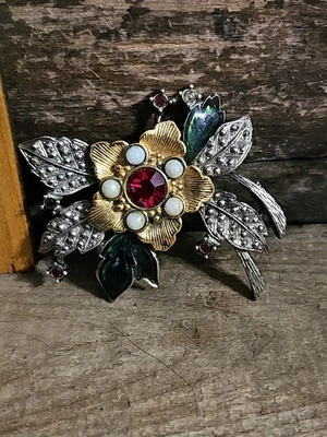 Винтажная рождественская цветочная праздничная эмаль Avon с искусственным жемчугом серебристая золотистая брошь - Изображение 1 из 4