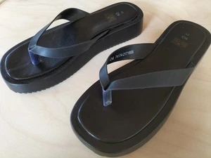 Gr. 42 schwarze Zehentrenner Sandale mit Plateau Sommerschuhe C&A neuwertig TOP - Bild 1 von 14