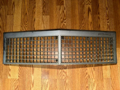 Grelha usada 1979-1981 Ford Crown Victoria Vic LTD D9AB-8150-BW - Imagem 1 de 4