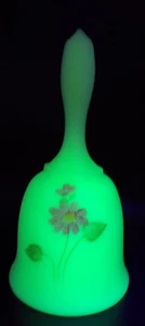 Fenton Satin Pudding handbemalte Glocke. 6,25 Zoll--Tiara Exclusive--LEUCHTET! - Bild 1 von 5