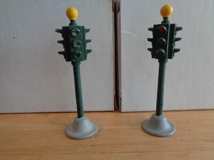 2 VINTAGE DINKY TOY 4-WEGE GRÜNE AMPELN HERGESTELLT IN ENGLAND VON MECCANO - Bild 1 von 3