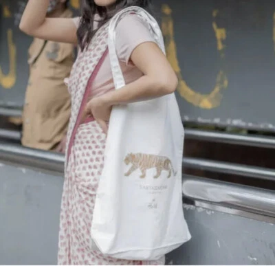 Bolso de Mano Sabyasachi X H&M Grande Amplio Algodón Lona Shopper Nuevo con Etiquetas AGOTADO Foto 1 de 4