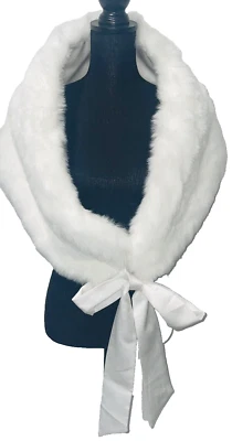 Corbata ancha satinada envolvente de piel sintética marfil 4488 estilo talla grande David Bridal para mujer Foto 1 de 4