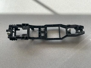 1996-2002 MERCEDES-BENZ E320 E430 W210 ~ RIGHT FRONT DOOR HANDLE BRACKET - Picture 1 of 3