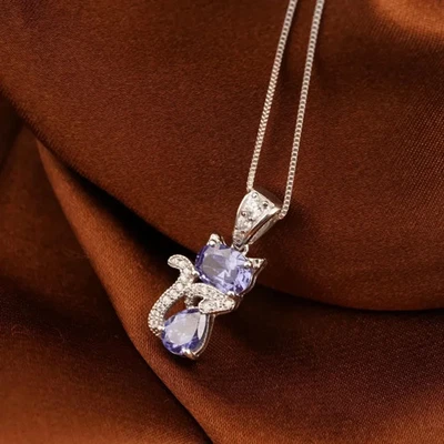 Colgante de gato de tanzanita azul creado en laboratorio de corte ovalado de 1 quilate chapado en oro blanco de 14 quilates Foto 1 de 4