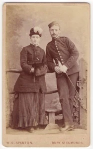 SCHÖNES PAAR: EINE MODISCHE FRAU & EIN UNIFORMIERTER SOLDAT: BEGRABEN, ENGLAND (CDV) - Bild 1 von 3
