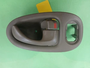 2002 2003 SATURN VUE PASSENGER SIDE INTERIOR DOOR HANDLE LOCK FRONT / REAR SV506 - Picture 1 of 4