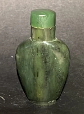 Frasco de perfume antigo vintage espinafre jadeíta nefrite papel esculpido - Imagem 1 de 4