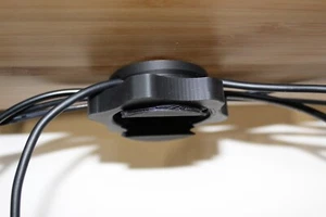 Schraube und Mutter unter Schreibtischkabelhalterungen, mit Beschlägen, Kabel ordentlich und verdeckt - Bild 1 von 12