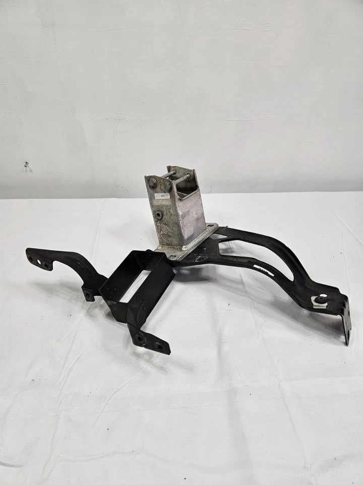 2008 535xi BUMPER REINFORCEMENT BRACKET FRONT RIGHT OEM - Image 1 of 3