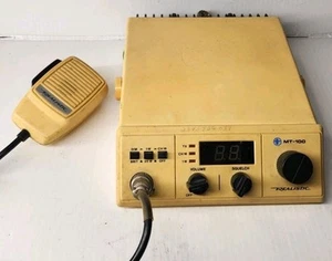 REALISTIC MT-100 CB RADIO 16 CHANNELS WITH MIC  - AS-IS - - Picture 1 of 8
