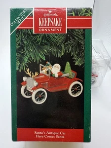 VINTAGE 1991 Hallmark Keepsake Decorazione Natalizia Arriva Babbo Natale Auto Antica - Foto 1 di 8