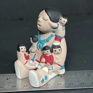Estatuilla de miniatura de cerámica navajo Teissedre Storyteller firmada de colección (1986) - Imagen 1 de 4
