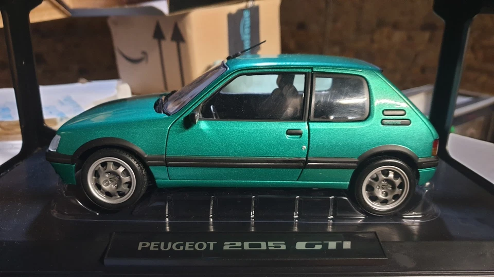 peugeot 205 gti griffe 1/18 norev - Photo 1/4