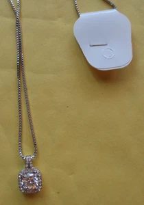 Strass Anhänger an goldfarbener 20" Kette. Geschenkbox. - Bild 1 von 4