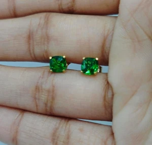 Orecchino donna 5 mm cuscino verde simulato diamante perno posteriore argento 925 - Foto 1 di 8
