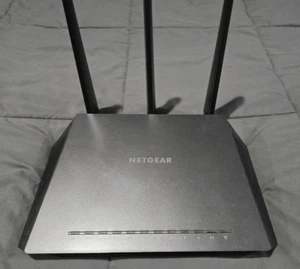 NETGEAR Nighthawk R7000 Smart WiFi Router Dual-Band Dual-Core AC1900 1.8K SQFT - Picture 1 of 12