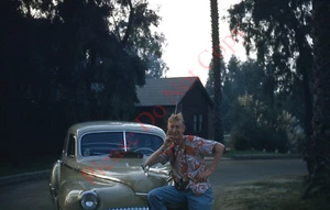 Orig Slide anni 50 adolescente ragazzo con capelli trasandati camicia hawaiana accanto alla sua auto 116N - Foto 1 di 1
