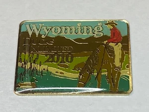 Vecchio distintivo spilla giacca bavero Ducks Unlimited DU vintage Wyoming 2010 cavallo cowboy - Foto 1 di 2