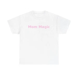 Camiseta de algodón pesado Mom Magic, regalo perfecto para mamás, día de la madre, cumpleaños - Imagen 1 de 13