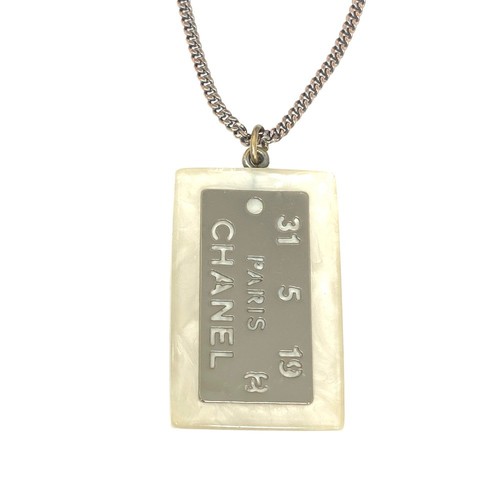 Collana CHANEL usata girocollo logo placca oro
