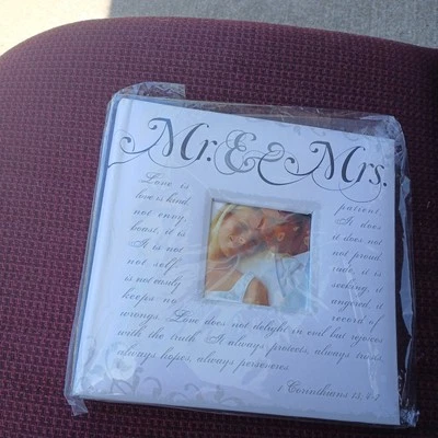 Mr & Mrs 2-Up Corinthians 婚礼人造皮革相册(可容纳 160 4x6 照片)全新 — 第 1/2 张图片