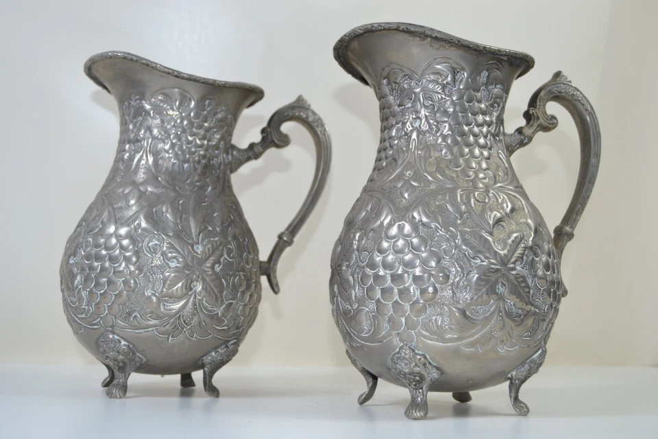 Par de jarras chapadas en plata vintage - uva ornamentada con patas estilo barroco Foto 1 de 4