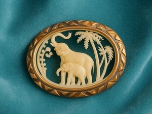 Frankreich Vintage 30er Jahre Brosche geschnitzt Zelluloid Elefant Palmen Déposé, 1,75" - Bild 1 von 7