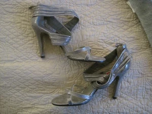 NINE WEST NWERLINA TACONES PLATEADOS CON TIRAS 9 $79.00 EN MUY BUEN ESTADO - Imagen 1 de 5