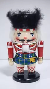 Bombay Company Schiaccianoci in legno vintage 11,5” con kilt scozzese dal 1999 - Foto 1 di 5