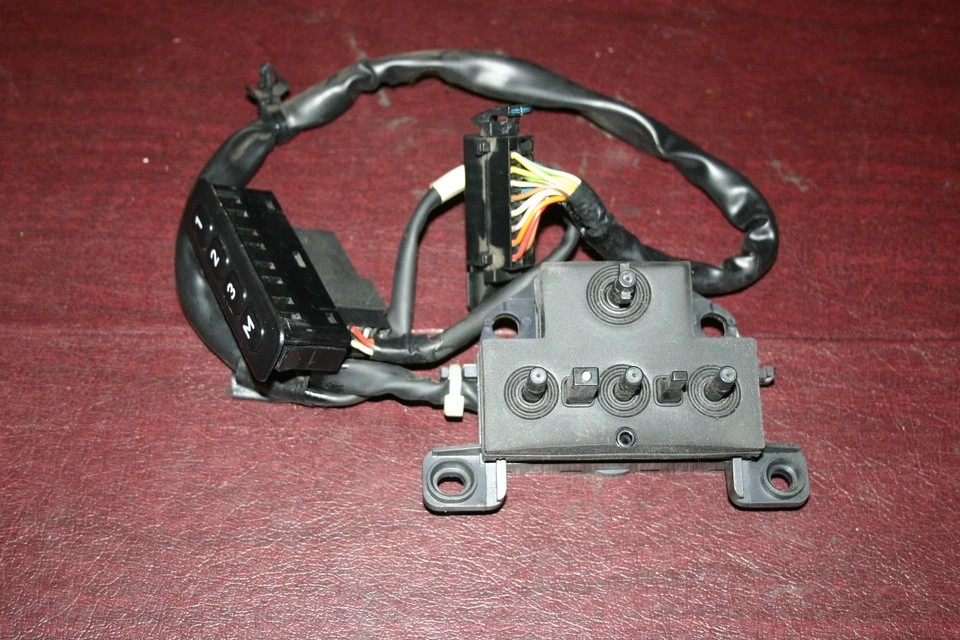 Interruptores de asiento eléctricos Saab NG 900 1994> hatchback usados del lado del conductor con memoria   Foto 1 de 1