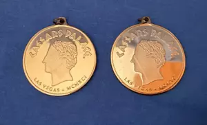 1991 Caesars Palace Las Vegas Medaglioni MCMXCI Collana Vintage Tono Oro Moneta - Foto 1 di 4